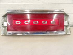 04399114 Dodge Dynasty 1988-1993 Us Market Center Tail Taillight Panel Chrome Nameplate