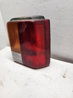 166-01345r Ford Passenger Right Tail Light Fits 88-89 Festiva 307992