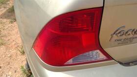166-01855cl Ford Driver Left Tail Light Sedan 2 Bulbs Fits 01-02 Focus 236936