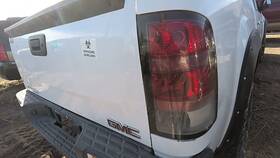 166-02364ar Gmc Truck Passenger Tail Light Fits 07-09 Sierra Denali 32048037