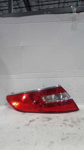 924013v410 Hyundai Tail Light Lid Mounted Center Fits 14-17 Azera 488519