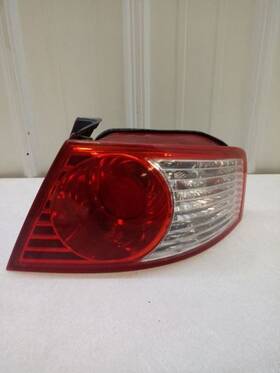 166-59732r Kia 2004-2006 Amanti Passenger Side Tail Light Oem Outer Used Tested Broken Tab