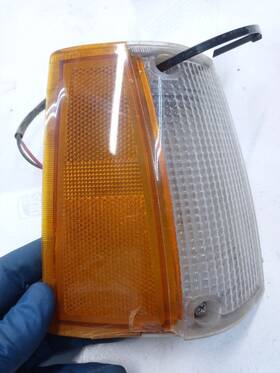 116-56293r Mazda 1987-1993 B2200 B2600 Passenger Right Turn Signal Corner Light Small Crack