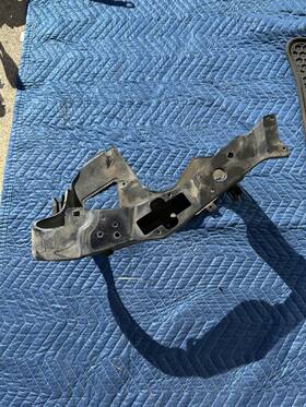 A2156200672 Mercedes-benz 00-06 W215 Cl55 Cl500/600 Front Right Side Headlight Mounting Bracket