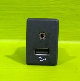 795405023 Nissan 15 16 17 18 19 Versa Sv Sdn Usb Port Oem 3651-8