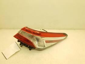166.to1u19 Toyota 18-23 Camry Le Passenger Side Quarter Mounted Tail Light Assembly