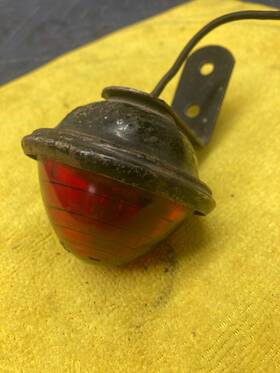2b86r Yankee 86 Vintage Beehive Cab Clearance Marker Light Assembly - Red